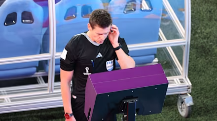 เจาะลึกระบบ VAR เริ่มใช้งานเมื่อไหร่ ย้อนรอยประวัติศาสตร์ของ 4 กฎเหล็กที่เปลี่ยนโลกฟุตบอลไปตลอดกาล